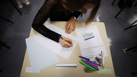 Imagen de archivo de una menor en un instituto. Imagen de archivo de una menor en un instituto.