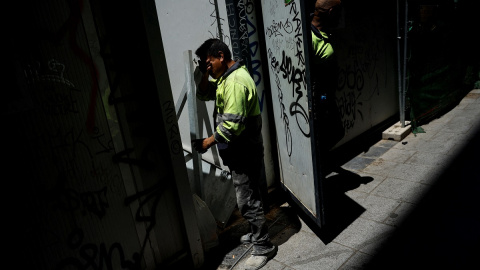 Un trabajador de la construcción se echa agua en la cara en un día caluroso en mitad de una ola de calor en Madrid, España.