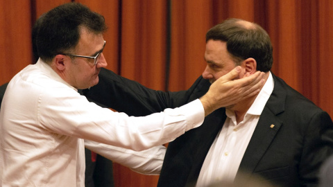 28/01/2020.-  Oriol Junqueras saluda a su compañero de partido Lluís Salvadó, a su llegada a la reunión de la comisión de investigación del Parlament sobre la aplicación del artículo 155 de la Constitución, donde comparece excepcionalmente. EFE/E