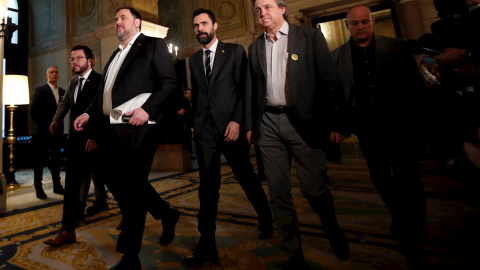 28/01/2020.- El exvicepresidente de la Generalitat, Oriol Junqueras junto al vicepresidente Pere Aragonés, y el presidente del Parlament, Roger Torrent, a su llegada a la reunión de la comisión de investigación de la cámara catalana sobre la aplicaci