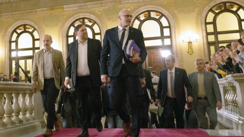 8/01/2020.- Los exconsellers Raül Romeva (c) y Oriol Junqueras (2i), condenados a prisión por el 1-0, a su llegada al Parlament. / EFE - ENRIC FONTCUBERTA