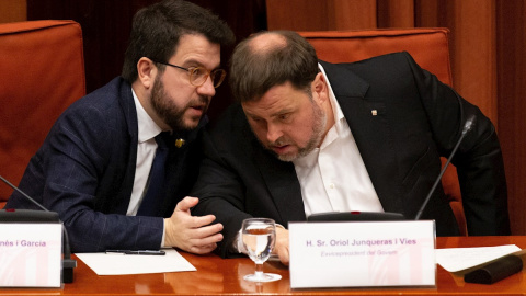 28/01/2020.- El exvicepresidente de la Generalitat, Oriol Junqueras conversa con el vicepresidente de la Generalitat, Pere Aragonés. EFE/Enric Fontcuberta