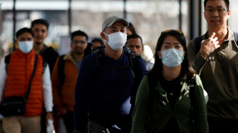 Pasajeros con máscaras llegan al Aeropuerto Internacional de Tribhuvan después de que Nepal confirmó el primer caso de coronavirus en el país, en Katmandú, Nepal, REUTERS / Navesh Chitrakar Pasajeros con máscaras llegan al Aeropuerto Internacional de Tribhuvan después de que Nepal confirmó el primer caso de coronavirus en el país, en Katmandú, Nepal, REUTERS / Navesh Chitrakar