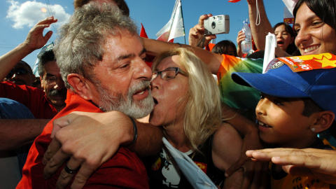 Una manifestante abraza y trata de besar a Lula. REUTERS/Diego Vara Una manifestante abraza y trata de besar a Lula. REUTERS/Diego Vara