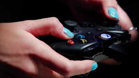 27/06/2022 - Imagen de archivo de una mujer usando un controlador de XBox One durante una feria de videjuegos en Colonia, Alemania, el 23 de agosto de 2017. 27/06/2022 - Imagen de archivo de una mujer usando un controlador de XBox One durante una feria de videjuegos en Colonia, Alemania, el 23 de agosto de 2017.