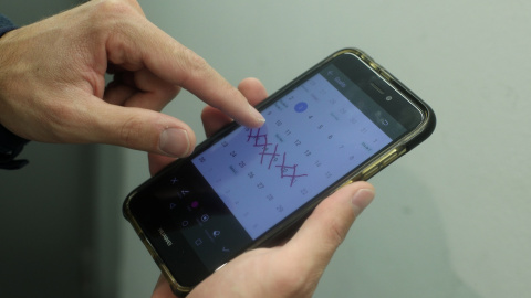 23/06/2022 - Foto de archivo de una persona que marca varios días en el calendario de su teléfono móvil, en Madrid (España), a 3 de noviembre de 2020. 23/06/2022 - Foto de archivo de una persona que marca varios días en el calendario de su teléfono móvil, en Madrid (España), a 3 de noviembre de 2020.