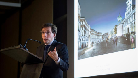El alcalde de Madrid, José Luis Martínez-Almeida, durante la presentación de la remodelación de la Puerta del Sol, que supondrá la peatonalización de esta emblemática plaza. EFE/Luca Piergiovanni El alcalde de Madrid, José Luis Martínez-Almeida, durante la presentación de la remodelación de la Puerta del Sol, que supondrá la peatonalización de esta emblemática plaza. EFE/Luca Piergiovanni