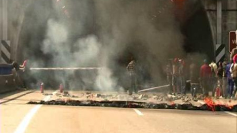 La policía carga contra los mineros en Ciñera, León La policía carga contra los mineros en Ciñera, León