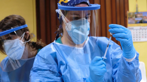 Enfermeras preparan una dosis de la vacuna contra la covid antes de su administración. Enfermeras preparan una dosis de la vacuna contra la covid antes de su administración.