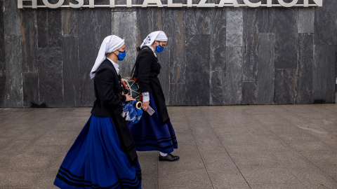 La banda de gaitas Ciudad de Oviedo toca frente al Hospital Universitario Central de Asturias La banda de gaitas Ciudad de Oviedo toca frente al Hospital Universitario Central de Asturias