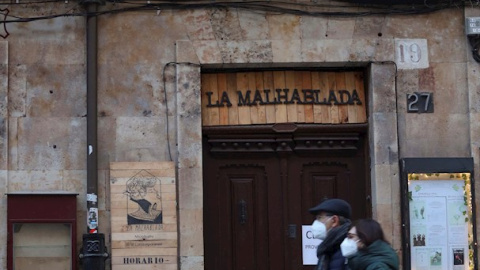 Una pareja pasa frente al centro cultural La Malhablada de Salamanca Una pareja pasa frente al centro cultural La Malhablada de Salamanca