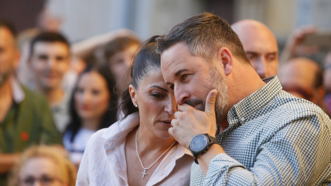 El presidente de Vox, Santiago Abascal, y la candidata de Vox a la Presidencia de la Junta, Macarena Olona, en un acto público en Córdoba el 4 de junio. El presidente de Vox, Santiago Abascal, y la candidata de Vox a la Presidencia de la Junta, Macarena Olona, en un acto público en Córdoba el 4 de junio.