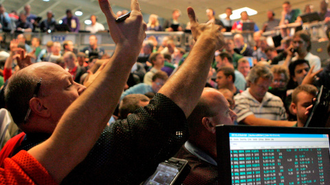Los operadores de la Bolsa de Chicago (Illinois, EEUU), el 15 de septiembre de 2008, el día de la quiebra del banco de inversión Lehman Brothers. EFE/ Kamil Krzaczynski Los operadores de la Bolsa de Chicago (Illinois, EEUU), el 15 de septiembre de 2008, el día de la quiebra del banco de inversión Lehman Brothers. EFE/ Kamil Krzaczynski