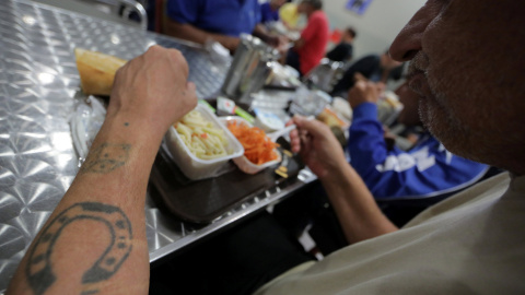 Un 'sintecho' cena en un albergue en la ciudad francesa de Niza. REUTERS/Eric Gaillard Un 'sintecho' cena en un albergue en la ciudad francesa de Niza. REUTERS/Eric Gaillard
