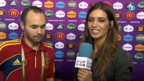 Sara Carbonero se olvida del penalti de Iniesta Sara Carbonero se olvida del penalti de Iniesta