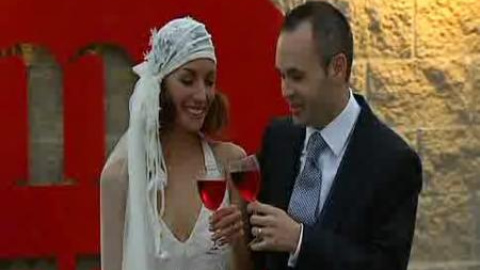Iniesta y Anna brindan con la prensa Iniesta y Anna brindan con la prensa