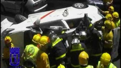 Un taxi queda semivolcado en mitad de Plaza España Un taxi queda semivolcado en mitad de Plaza España