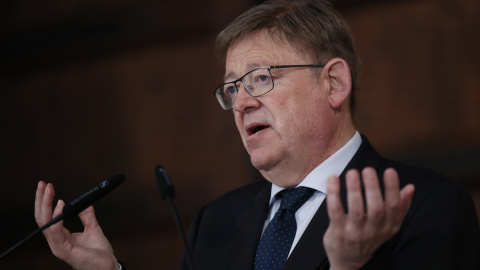 El president de la Generalitat, Ximo Puig ,durante la rueda de prensa tras mantener una reunión de trabajo para definir las ofertas de empleo público que aprobará el Consell El president de la Generalitat, Ximo Puig ,durante la rueda de prensa tras mantener una reunión de trabajo para definir las ofertas de empleo público que aprobará el Consell