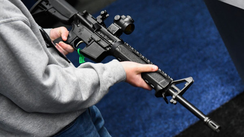Un joven sostiene un rifle exhibido durante la reunión anual de la Asociación Nacional del Rifle (NRA) en el Centro de Convenciones George R. Brown, en Houston, Texas, el 28 de mayo de 2022. Un joven sostiene un rifle exhibido durante la reunión anual de la Asociación Nacional del Rifle (NRA) en el Centro de Convenciones George R. Brown, en Houston, Texas, el 28 de mayo de 2022.