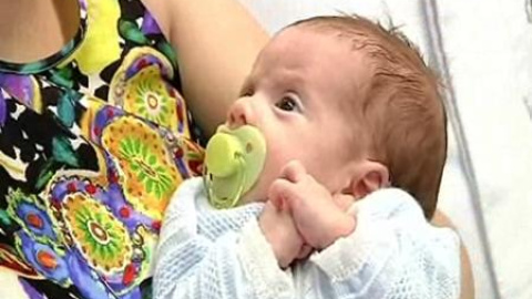 Una mujer tiene un hijo tras sufrir un cáncer de ovario Una mujer tiene un hijo tras sufrir un cáncer de ovario