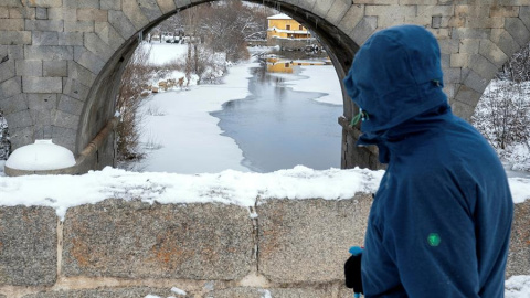 Un hombre observa el río Adaja, prácticamente congelado, a su paso por Ávila. Un hombre observa el río Adaja, prácticamente congelado, a su paso por Ávila.
