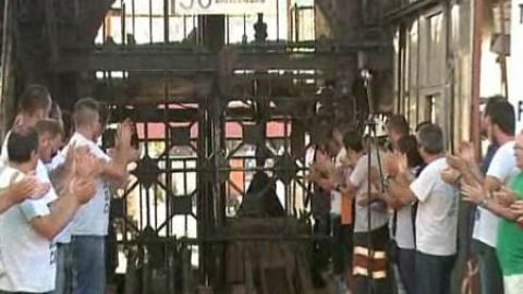 Los mineros pasan el testigo en los encierros de los pozos Los mineros pasan el testigo en los encierros de los pozos