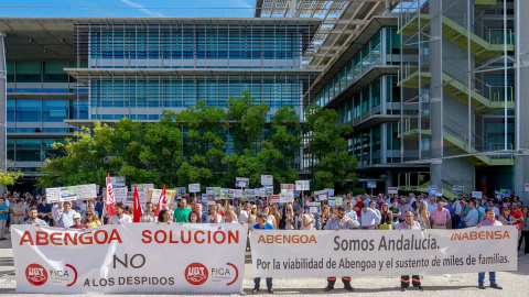 Los trabajadores de Abengoa, durante la concentración en la sede Palmas Altas de Sevilla para reivindicar a la Sociedad Estatal de Participación Industrial (SEPI) que culmine el proceso de refinanciación de la compañía. E.P./Eduardo Briones Los trabajadores de Abengoa, durante la concentración en la sede Palmas Altas de Sevilla para reivindicar a la Sociedad Estatal de Participación Industrial (SEPI) que culmine el proceso de refinanciación de la compañía. E.P./Eduardo Briones