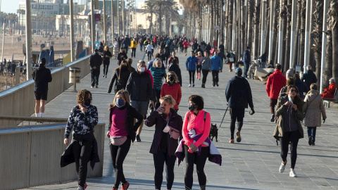 Numerosas personas pasean y practican deporte en la playa de Somorrostro, en Barcelona, este sábado Numerosas personas pasean y practican deporte en la playa de Somorrostro, en Barcelona, este sábado