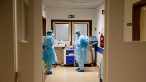 Sanitarios en un hospital de Lisboa, Portugal Sanitarios en un hospital de Lisboa, Portugal