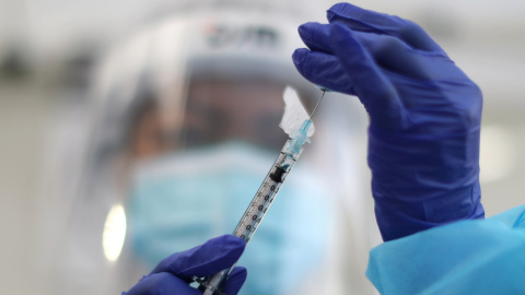 Un sanitario prepara una dosis de la vacuna de Pfizer Un sanitario prepara una dosis de la vacuna de Pfizer
