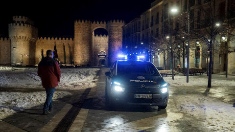 Un coche de la Policía Nacional en la plaza de Santa Teresa de Ávila. Un coche de la Policía Nacional en la plaza de Santa Teresa de Ávila.