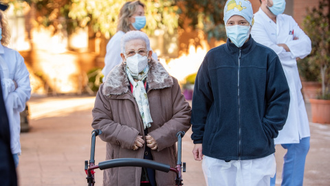 Araceli y Mónica, la residente más longeva de la Residencia de mayores Los Olmos y la sanitaria más joven, tras recibir la segunda dosis de la vacuna Pfizer-BioNTech, en Guadalajara, Castilla-La Mancha (España) Araceli y Mónica, la residente más longeva de la Residencia de mayores Los Olmos y la sanitaria más joven, tras recibir la segunda dosis de la vacuna Pfizer-BioNTech, en Guadalajara, Castilla-La Mancha (España)
