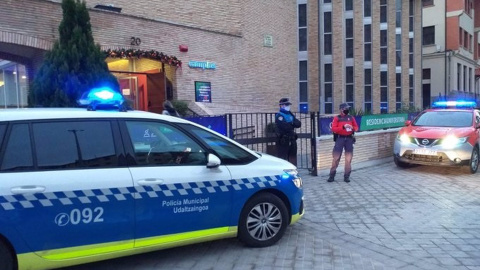 La Policía Municipal de Pamplona y la Policía Foral controlan los acceso a una residencia universitaria que ha sido confinada por casos de covid-19. La Policía Municipal de Pamplona y la Policía Foral controlan los acceso a una residencia universitaria que ha sido confinada por casos de covid-19.