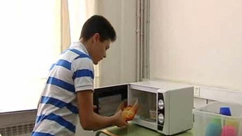 Tres euros al día por comer 'de tupper' en el colegio Tres euros al día por comer 'de tupper' en el colegio