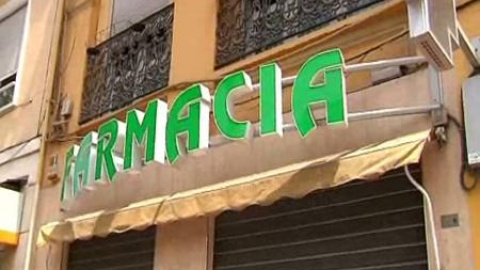 Más de 300 farmacias valencianas cierran en agosto por los impagos Más de 300 farmacias valencianas cierran en agosto por los impagos