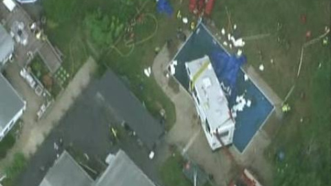 Una autocaravana acaba en una piscina Una autocaravana acaba en una piscina