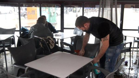 Un hostelero desinfecta una terraza de un bar en Bilbao Un hostelero desinfecta una terraza de un bar en Bilbao