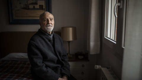 Francisco Sánchez al pis del seu germà a Madrid, on va anar després que una immobiliària li destrossés el seu pis de Barcelona. Francisco Sánchez al pis del seu germà a Madrid, on va anar després que una immobiliària li destrossés el seu pis de Barcelona.