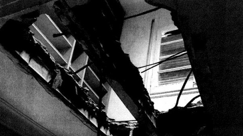 Los pisos del edificio ahora están conectados por los grandes boquetes que la inmobiliaria ha abierto. Los pisos del edificio ahora están conectados por los grandes boquetes que la inmobiliaria ha abierto.