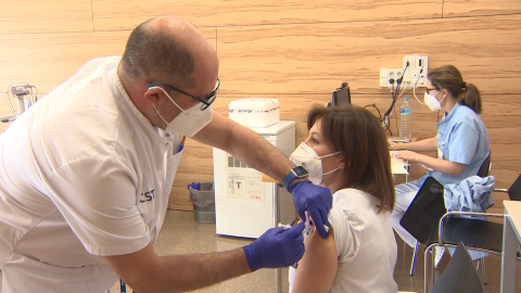 Sanidad recomienda seguir vacunando a los grupos prioritarios de la primera fase Sanidad recomienda seguir vacunando a los grupos prioritarios de la primera fase