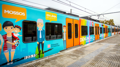 Un tren de Ferrocarril de la Generalitat decorado con los motivos de la campaña contra la LGTBfobia en su exterior. - ACN Un tren de Ferrocarril de la Generalitat decorado con los motivos de la campaña contra la LGTBfobia en su exterior. - ACN