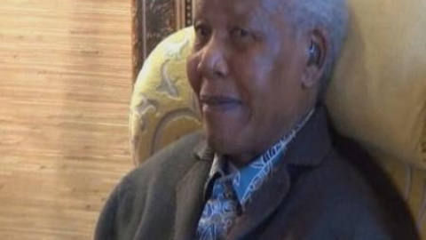 Nelson Mandela apoya la reconstrucción de la escuela en la que pasó su infancia Nelson Mandela apoya la reconstrucción de la escuela en la que pasó su infancia