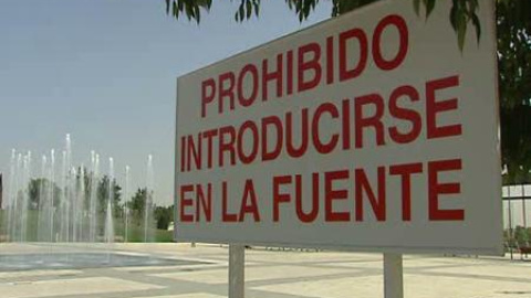 Prohibido bañarse en la fuente del Parque Juan Carlos I Prohibido bañarse en la fuente del Parque Juan Carlos I