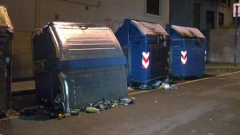 Un grupo de encapuchados quema contenedores en Getxo Un grupo de encapuchados quema contenedores en Getxo