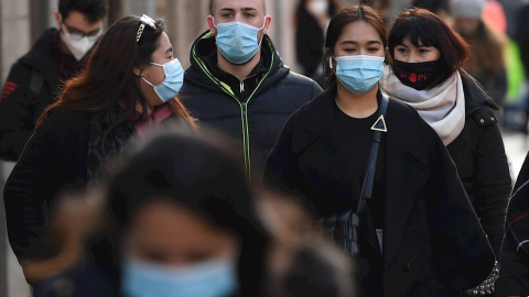 Ciudadanos caminando con mascarilla por las calles del centro de Milán (Italia). Ciudadanos caminando con mascarilla por las calles del centro de Milán (Italia).