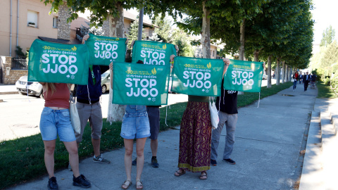 La Plataforma Stop JJOO s'ha manifestat a l'entrada del recinte on s'ha celebrat la Trobada empresarial al Pirineu, a la Seu d'Urgell.