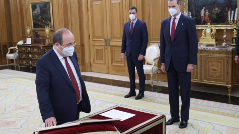 Miquel Iceta jura el càrrec de ministre de Política Territorial i Funció Pública al Palau de la Zarzuela davant del rei i del president espanyol, Pedro Sánchez. Miquel Iceta jura el càrrec de ministre de Política Territorial i Funció Pública al Palau de la Zarzuela davant del rei i del president espanyol, Pedro Sánchez.