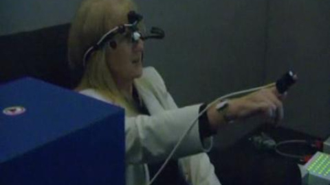 Ponen a una mujer un ojo biónico Ponen a una mujer un ojo biónico