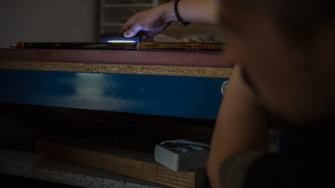 Con la ayuda de una linterna, Esteve comprueba la uniformidad de una de las mazas.