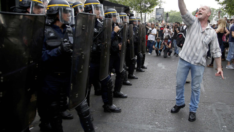 Un hombre grita frente a los policías durante una manifestación contra la reforma laboral en Francia junto a la Plaza de la Bastilla en París, Francia. REUTERS/Jacky Naegelen Un hombre grita frente a los policías durante una manifestación contra la reforma laboral en Francia junto a la Plaza de la Bastilla en París, Francia. REUTERS/Jacky Naegelen